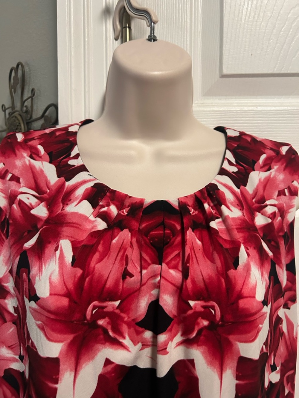 Calvin Klein Black Blouse with Bold Red Floral Print Pleats Tropical Sleeveless - Picture 2 of 10